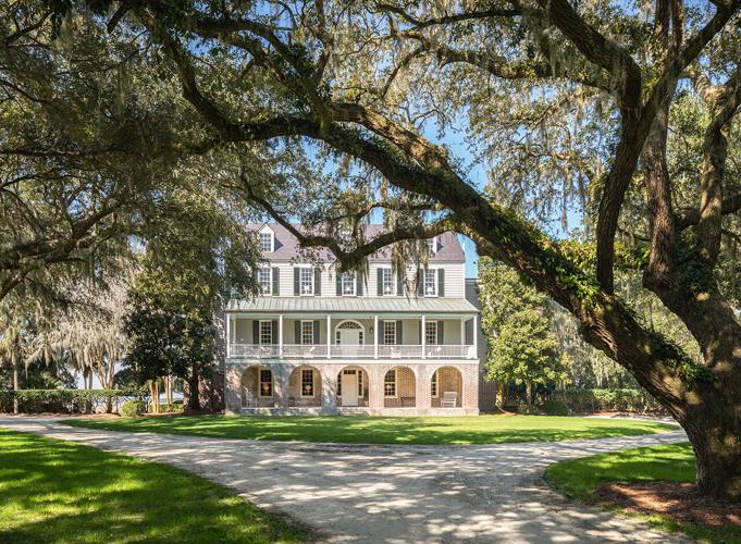 The historic Vanderhorst mansion on Kiawah Island, flanked by majestic oak trees and a sweeping driveway.